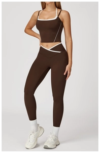 Detail der High-Waist Yogahose mit V-Kreuz-Bund und braunem Sport-Top im Fokus