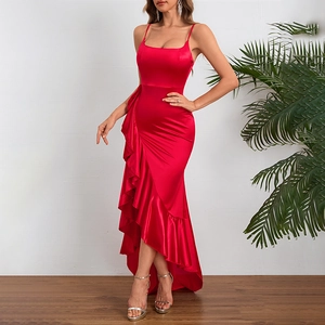 Détail de la robe en satin rouge avec volants élégants et fente latérale sur coupe ajustée