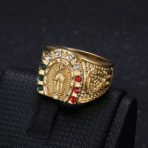 Bague hip hop plaquée or avec relief Vierge Marie et zircons colorés