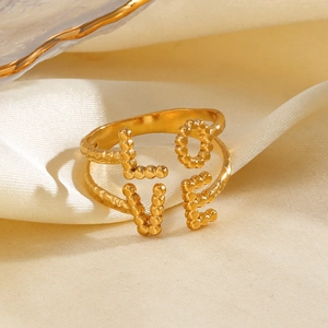 Elegante anello LOVE placcato oro 18K con trama a perline su seta color beige