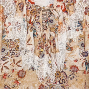 Abito corto boho con stampa floreale, scollo a V, pizzo bianco e laccetti con perline