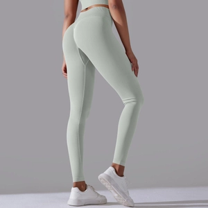 Detail van naadloze yoga legging met hoge taille en scrunch butt lift ontwerp