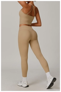 Détail de la brassière de yoga à dos croisé et leggings kaki avec baskets blanches