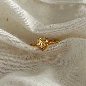 Elegant 925 sterling silver golden twisted ring with hammered heart motif in vintage style