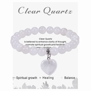 Gros plan d'un bracelet en quartz clair avec pendentif cœur et étiquettes de soins