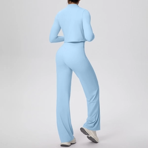 Ensemble de sport bleu clair pour femme avec veste courte et pantalon large taille haute