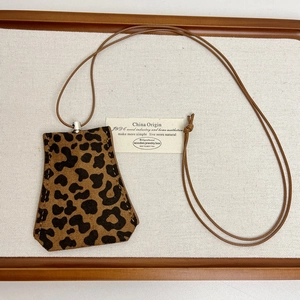 Détail du collier porte-lunettes magnétique léopard avec cordon en cuir marron
