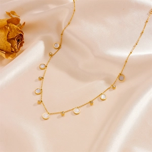 Collier en acier titane doré avec pendentifs ronds en nacre blanche et cristaux brillants