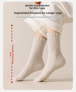 Texture détaillée de chaussettes épaisses en polaire corail beige en peluche douce