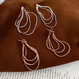 Élégantes boucles d'oreilles multicouches en chaîne serpent dorée et argentée pour femme