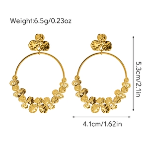 Détail des boucles d'oreilles créoles plaquées or 18K avec motifs trèfle et spécifications