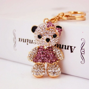 Llavero de oso de cristal brillante con vestido morado y base de aleación dorada