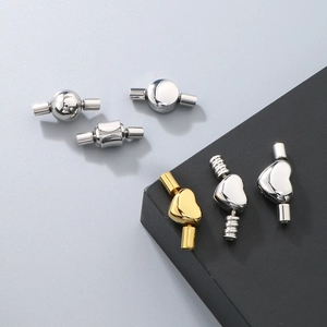 Détails macro des fermoirs magnétiques en acier inoxydable de 2,5mm pour bijoux DIY