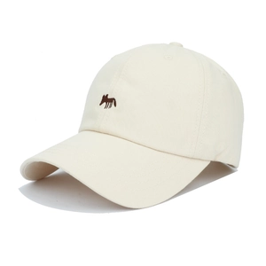 Détail de la broderie renard sur casquette en coton crème avec design structuré à six pans