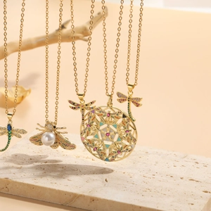 Dettaglio di ciondoli a libellula e ape placcati in oro 14K con pietre preziose colorate