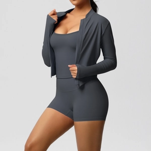 Detailaufnahme des anthrazitfarbenen 3-teiligen Yoga-Sets mit Flachnähten und Funktionsgewebe