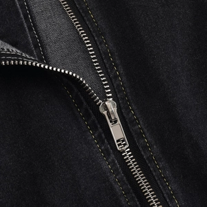 Nahaufnahme von schwarzem Denim-Kleid mit Metallreißverschluss und gelben Ziernähten