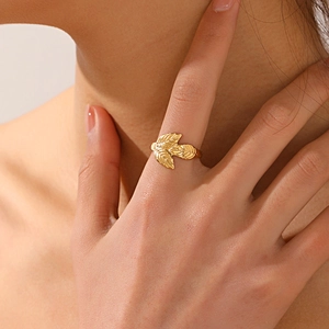 Goldener Edelstahlring mit drei Blättern, elegantes von der Natur inspiriertes Design