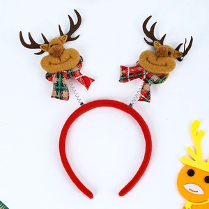 Détail d'un serre-tête de Noël avec des rennes en peluche et des écharpes à carreaux
