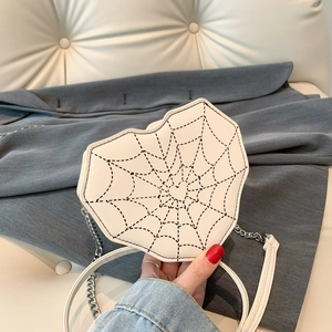 Bolso bandolera blanco en forma de corazón con motivo de telaraña negra y cadena plata