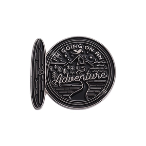 Pin's d'aventure en émail avec motifs de montagne et forêt sur fond blanc pur