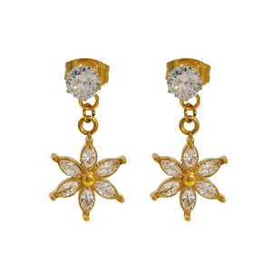Vue détaillée de boucles d'oreilles fleur dorées avec cristaux marquise et clous