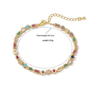 Dettaglio del bracciale placcato oro con pietre geometriche in zircone multicolore regolabile