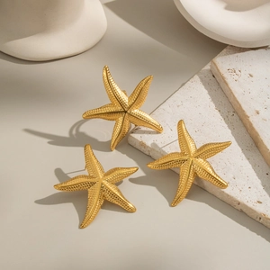Orecchini a perno a forma di stella marina dorata su base artistica in gesso