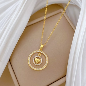 Collana doppia in oro con ciondolo a cuore e cristalli in un'elegante scatola regalo
