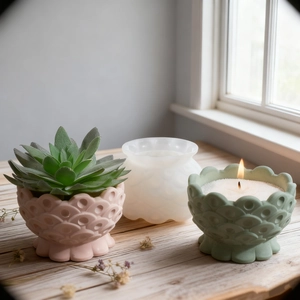 Ensemble de trois bougeoirs et pots de fleurs texturés en rose, blanc et vert mat