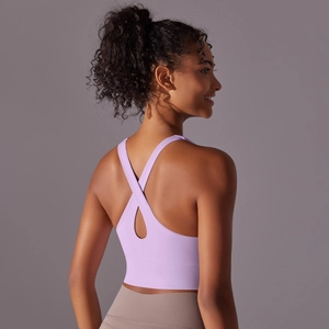 Détail du soutien-gorge de sport lavande avec dos croisé et larges bretelles de yoga