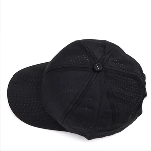 Dettaglio di un cappellino sportivo nero con tessuto perforato per la traspirazione