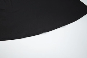 Détail de l'ourlet en dentelle noire montrant les coutures et la texture du tissu