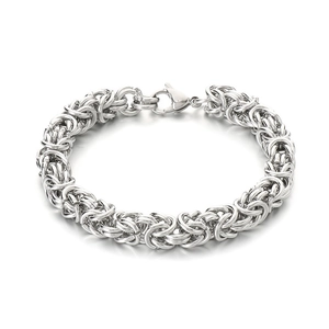 Poliertes silbernes Titanstahl Byzantiner Armband mit Karabinerverschluss auf weißem Hintergrund
