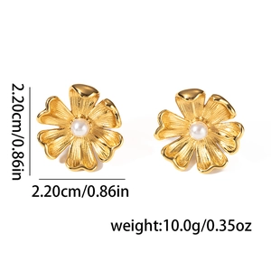 Detailed view of daisy stud earring with pearl center showing size and weight specs