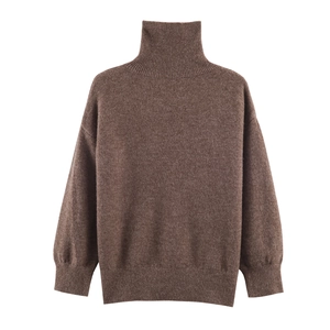 Détail de la texture en maille épaisse et des poignets côtelés de ce pull à col roulé marron