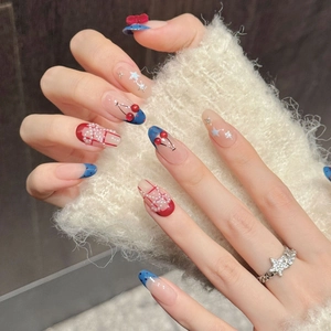 Unghie finte a mandorla con ciliegie, fiocchi rossi 3D e perle su maglione morbido