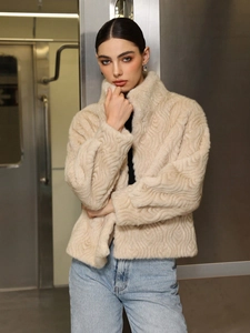 Schicke beige Kunstpelzjacke für Damen mit Stehkragen und Rippbündchen in urbanem Modestil