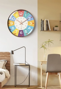 Vue détaillée de l'horloge murale éducative colorée avec marqueurs de 24 heures et aiguilles