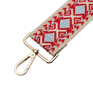 Correa ajustable con tejido geométrico rojo y azul y mosquetones de metal dorado
