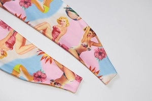 Detailansicht der Nackenträger mit Retro-Pin-up-Prints auf rosa und blauem Stoffgewebe