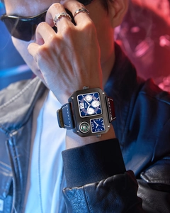 Dettaglio dell'orologio al quarzo Oulm con quadrante grande e doppio fuso orario