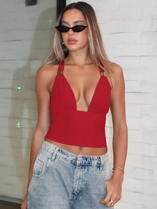 Sexy rotes Neckholder-Top mit tiefem V-Ausschnitt, Goldakzenten und rückenfreiem Design