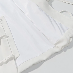 Détail de la texture du tissu blanc avec doublure lisse et coutures soignées du vêtement