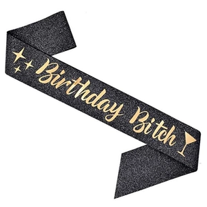 Détail de l'écharpe Birthday Bitch noire pailletée avec lettrage doré et motifs d'étoiles