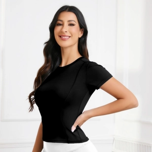 Details des eng anliegenden schwarzen Yoga-T-Shirts mit ergonomischen Nähten und Kompression