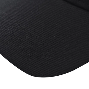 Detailopname van de klep van een zwarte katoenen baseballpet met stevige naden