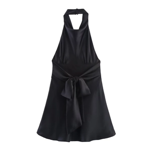 Détail d'une robe dos nu en satin noir avec un nœud élégant à la taille et tissu soyeux