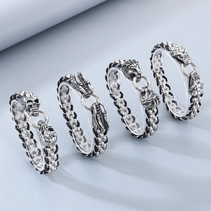 Détail de bracelets pour hommes avec motifs lion, dragon, serpent et tête de mort