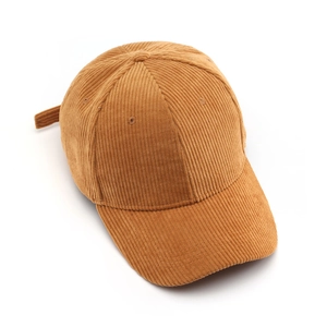 Casquette de baseball en velours côtelé marron avec visière courbée sur fond blanc